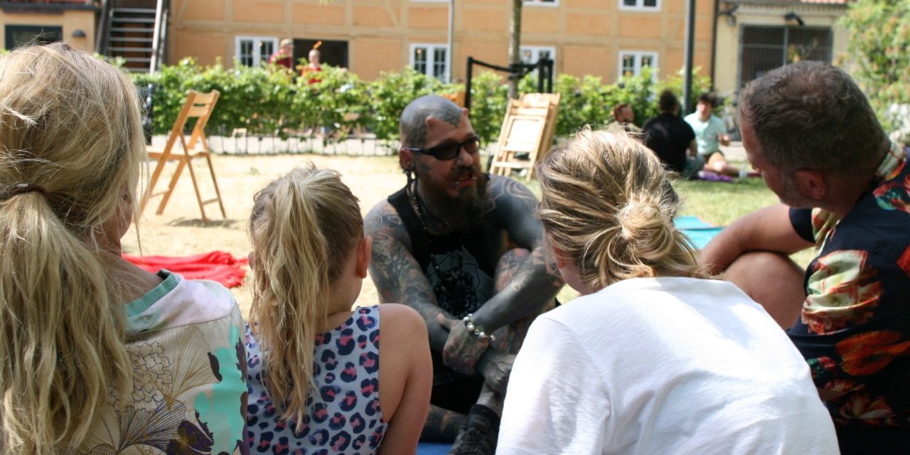 kropsudsmykket med en familie af læsere