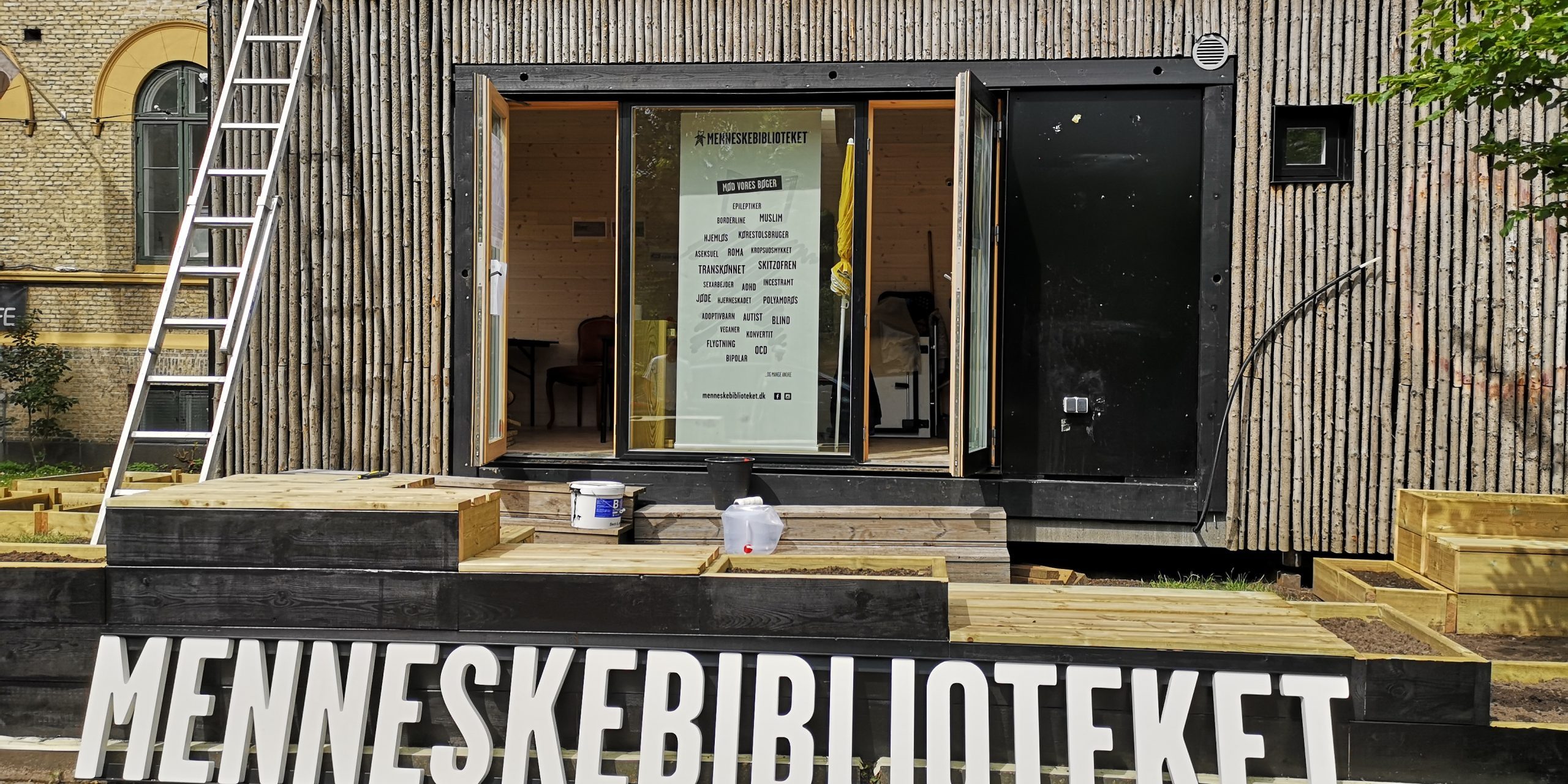 Skiltet til det nye bibliotek på vej tl at blive monteret.