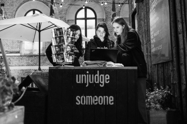 Bibliotekarer gør klar til at låne vores bøger ud i Læsehaven.