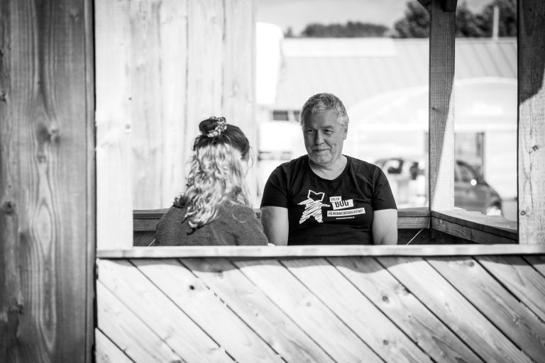 Menneskebog med sin læser på Grobund Byggefestival