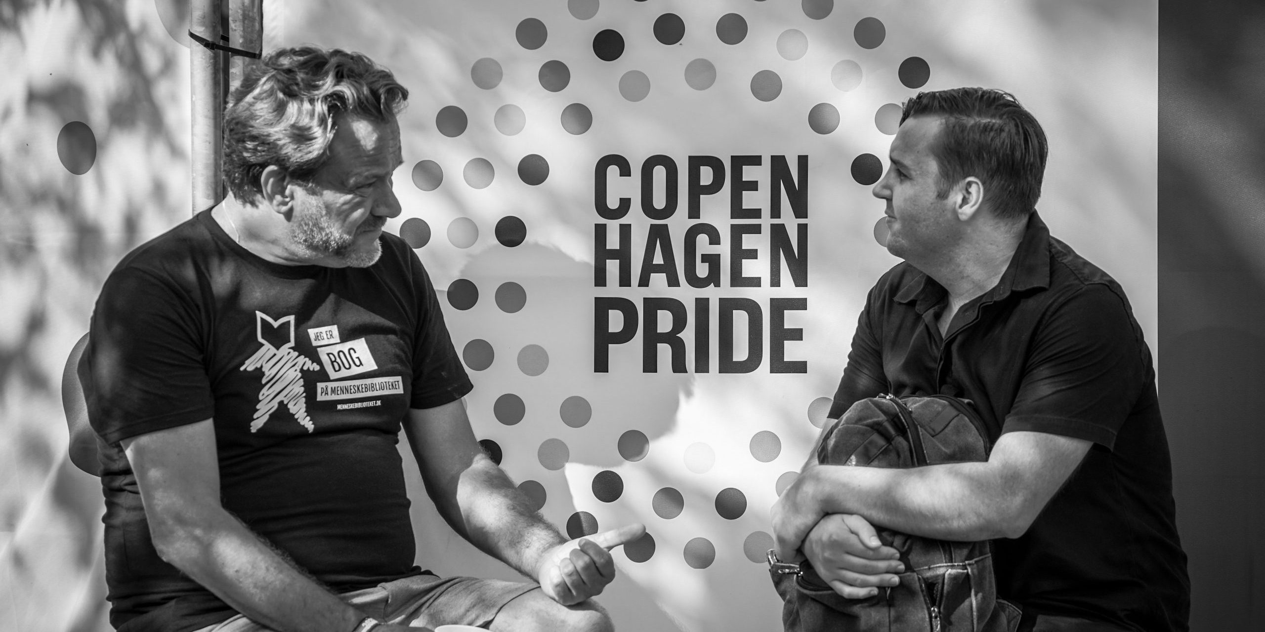 HL Pride 2023 Læser og bog i samtale under Menneskebiblioteket ved Copenhagen Pride 2023 i København.