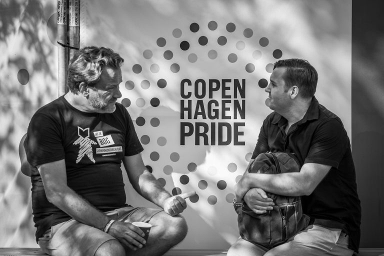 Læser og bog i samtale under Menneskebiblioteket ved Copenhagen Pride 2023 i København.