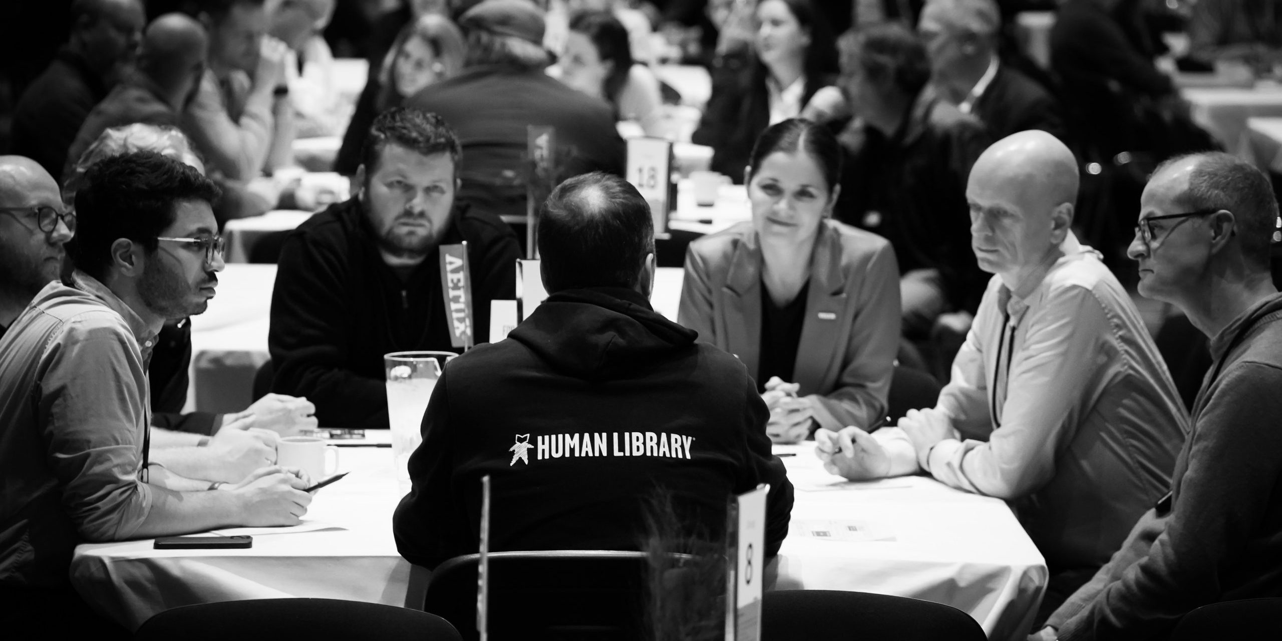 En læsesal fyldt med levende litteratur og modige lånere.