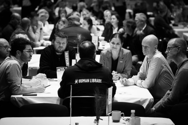 En læsesal fyldt med levende litteratur og modige lånere.