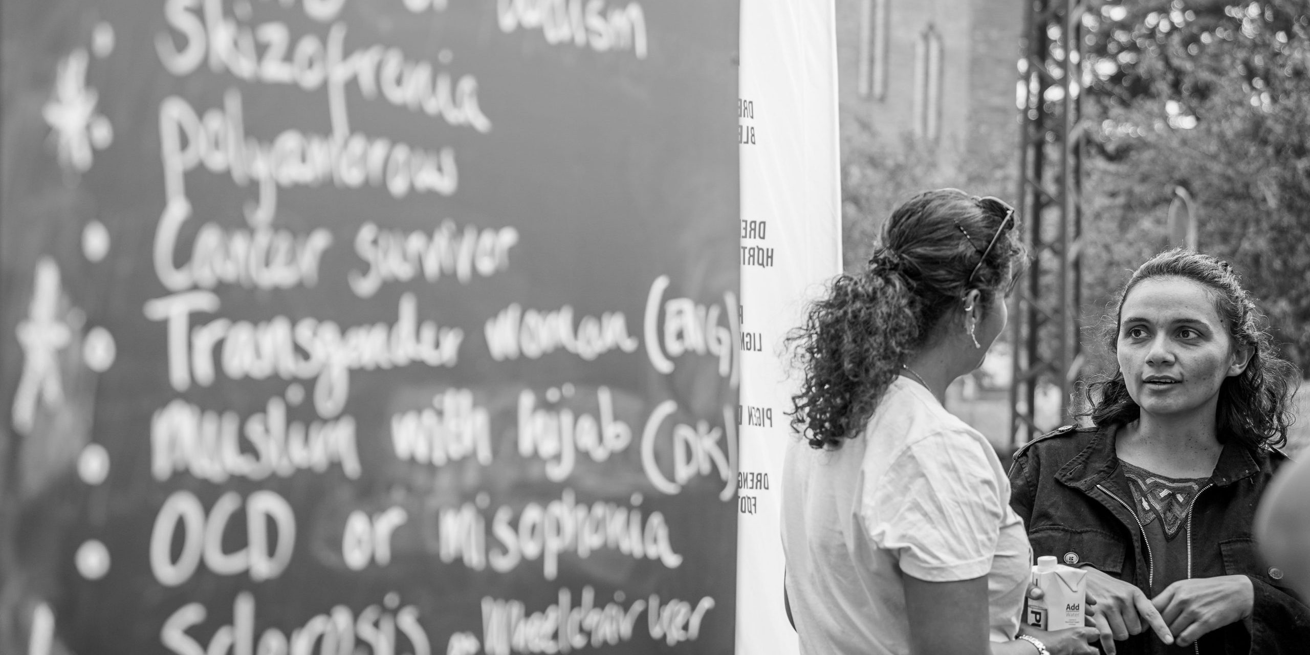 Læsehave i København Vores bogtavle med en oversigt over de emner som er til udlån i Menneskebibliotekets læsehave på Nørrebro.