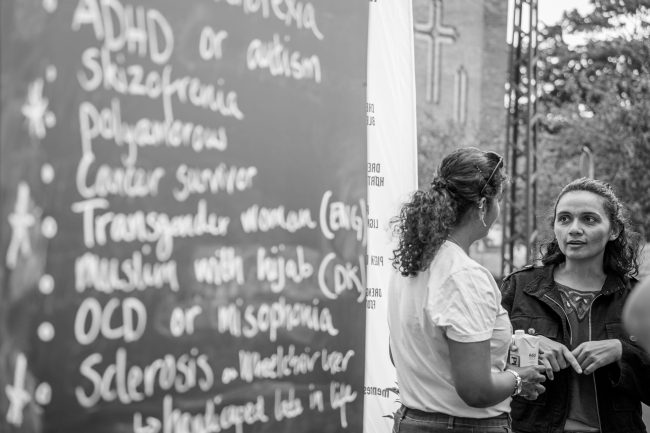 Vores bogtavle med en oversigt over de emner som er til udlån i Menneskebibliotekets læsehave på Nørrebro.