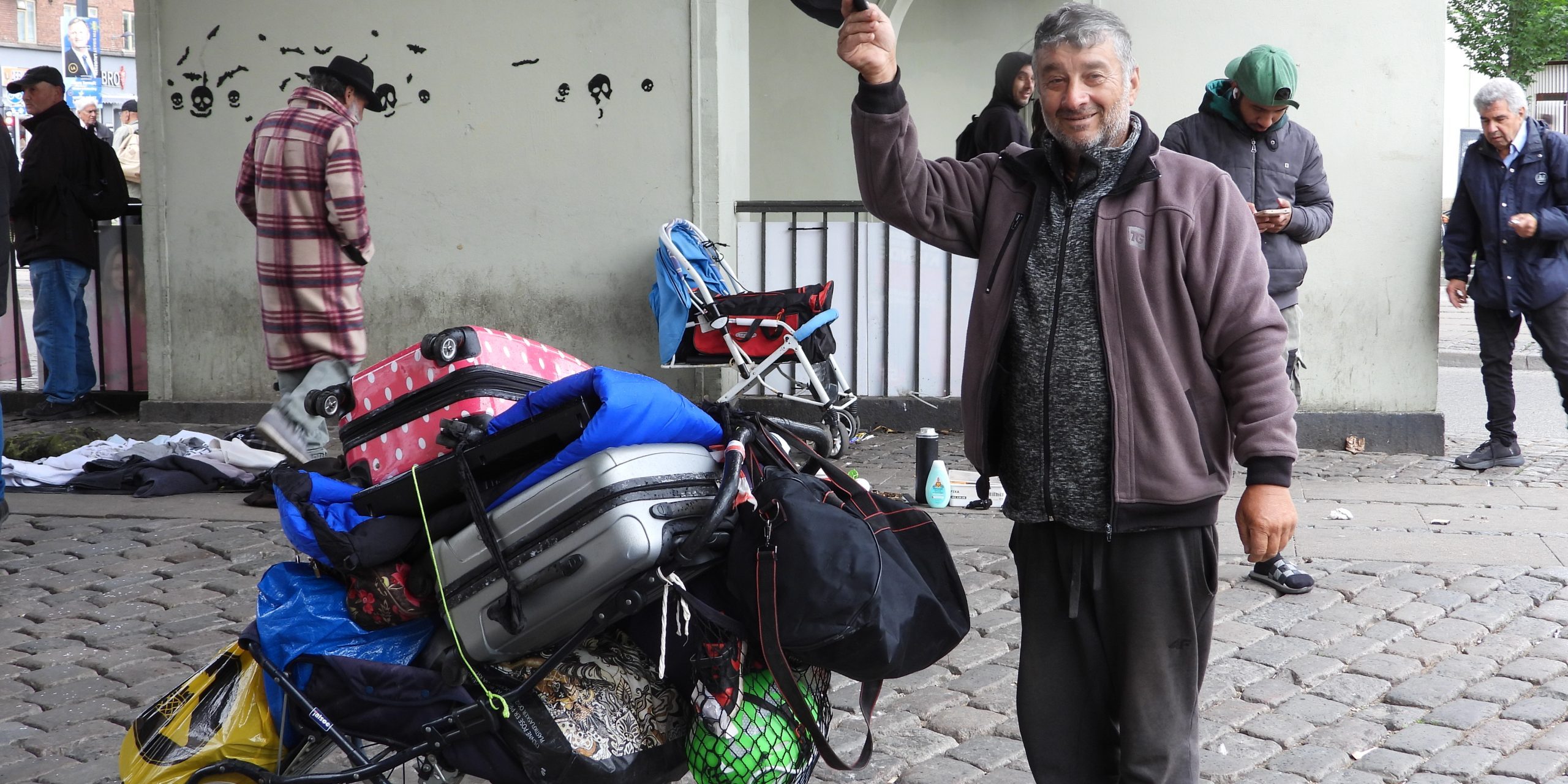 Roma bazar 090624 (60) En kræmmer letter på hatten.