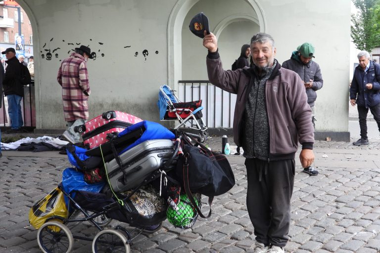 En kræmmer letter på hatten.