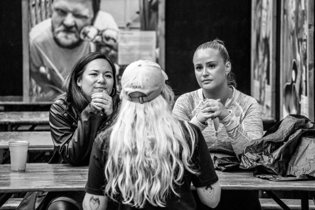 Et møde mellem to læsere og en bog fra SmukFest 2024. (c) Elin Hansen